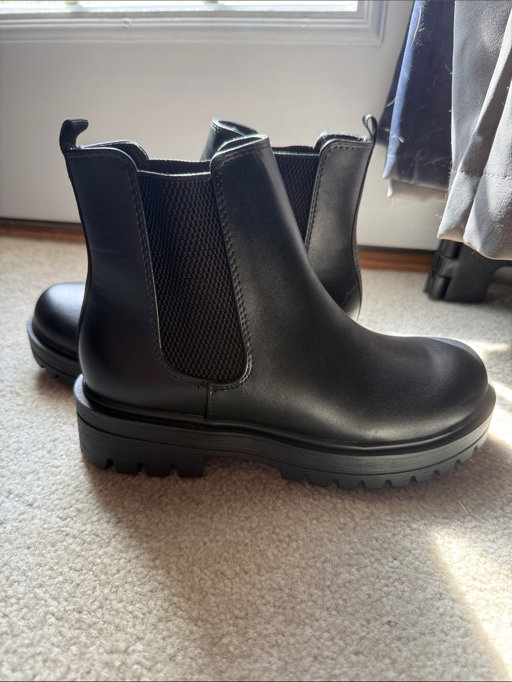 NWOB Women's Black Chelsea Lug Sole Boot